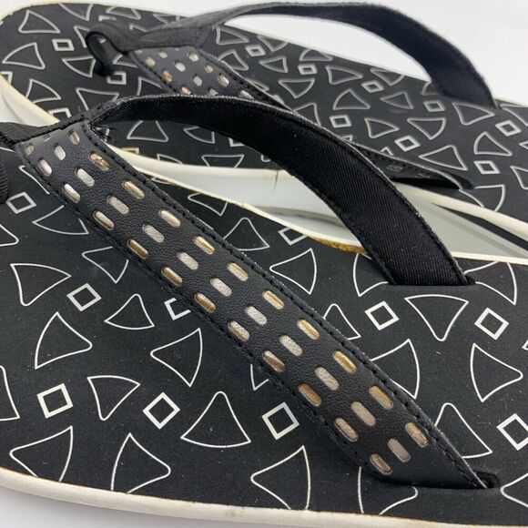 Clarks Liya Bevin Sandal Thong Slip On Low Wedge Black Metallic Cut Out Women 11 - Picture 2 of 15